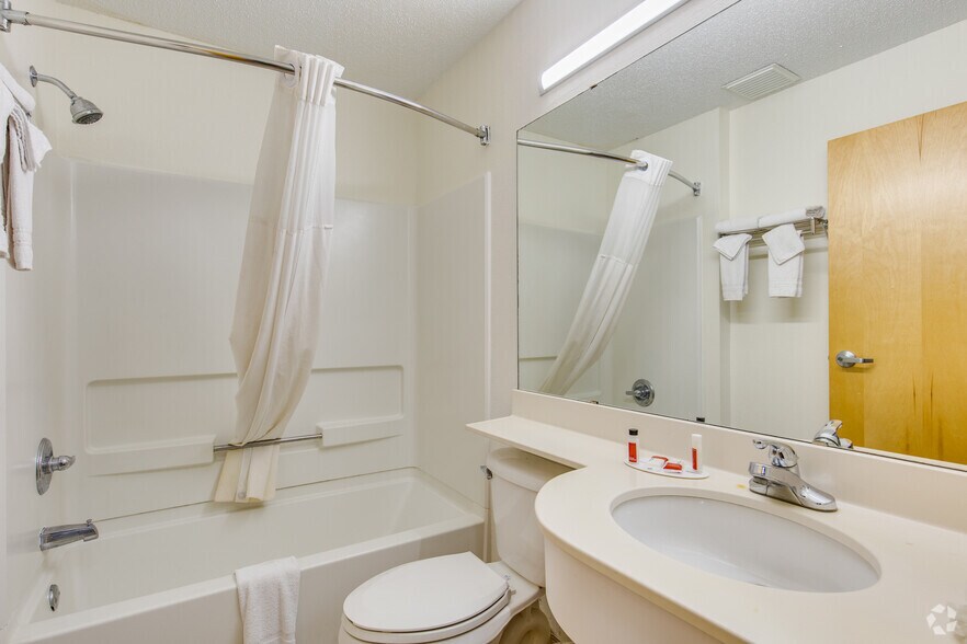 More Photos Of 1420 N Lorraine St, Hutchinson Hotel For Sale