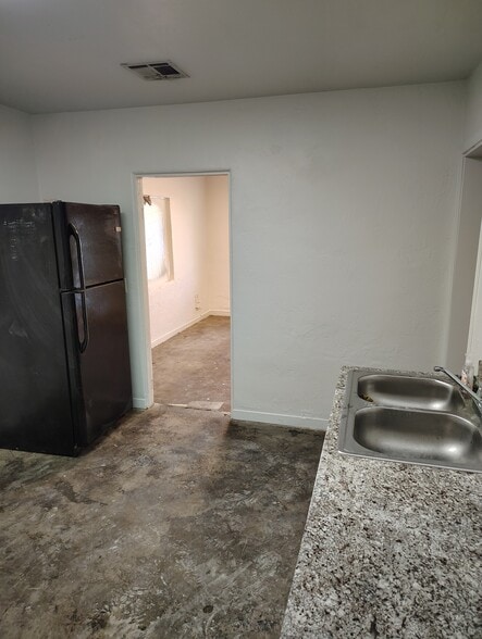 More Photos Of 219 W Mahoney Ave, Mesa Service For Lease