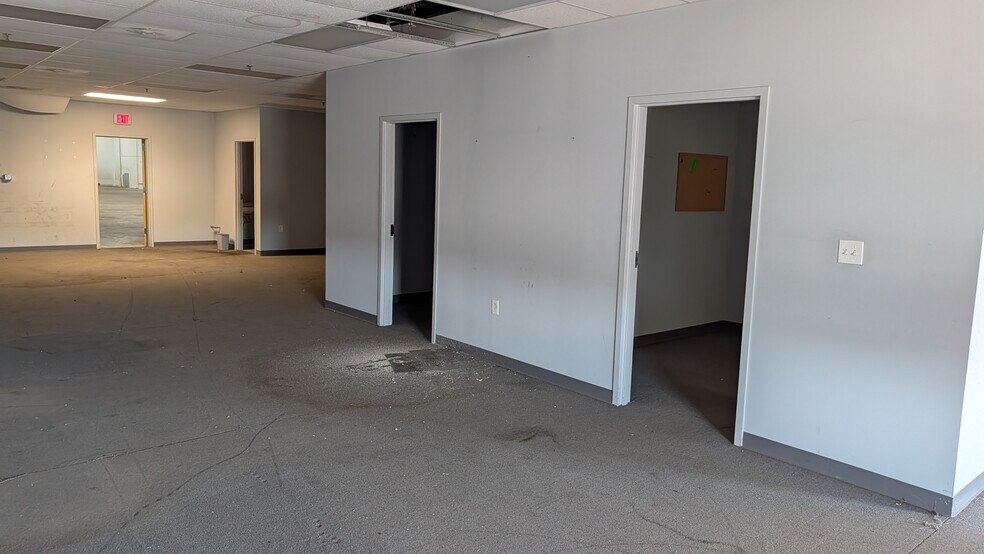 More Photos Of 6100-6180 Broadway, Merrillville Unknown For Lease