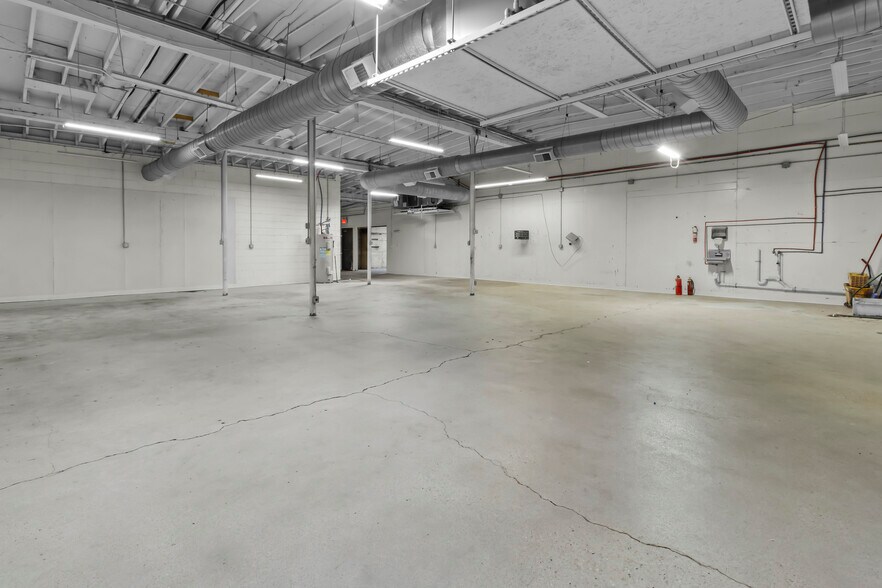 More Photos Of 1417 Commerce Ave, Indianapolis Manufacturing For Lease