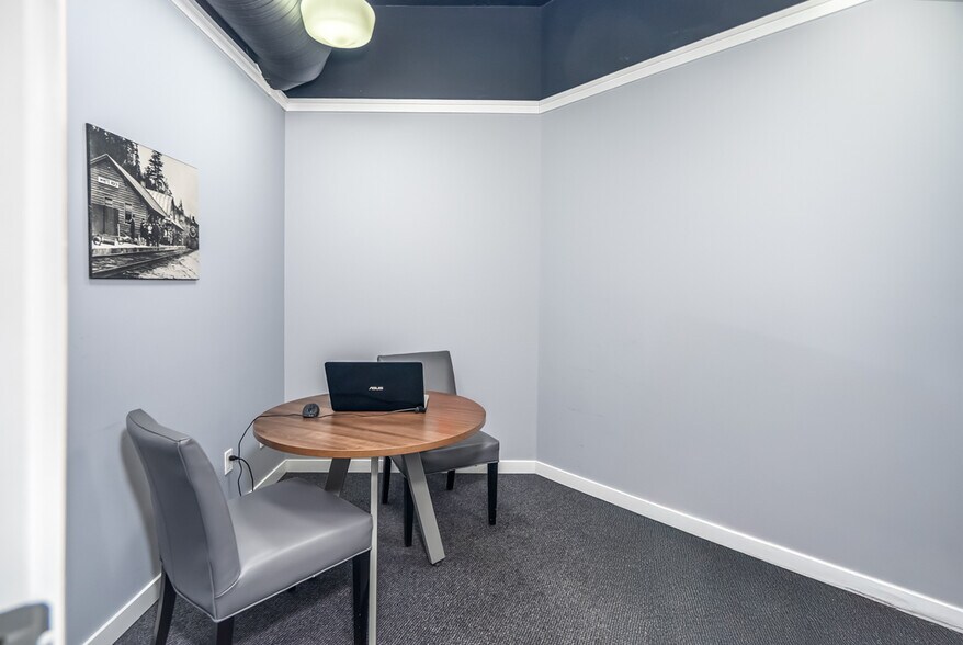 More Photos Of 15272 Croydon Dr, Surrey Flex For Sale