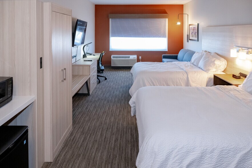 More Photos Of 650 W Wells St, Blythe Hotel For Sale