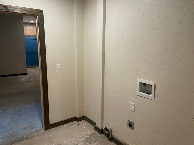 More Photos Of 189 Broadway St, Alba Storefront Retail Office For Sale