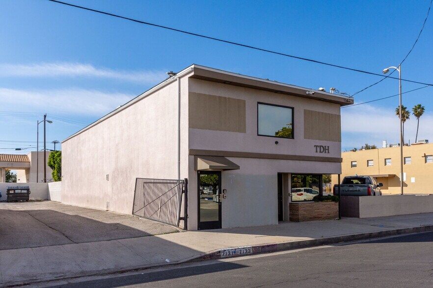 More Photos Of 7131-7133 Darby Ave, Reseda Office For Sale