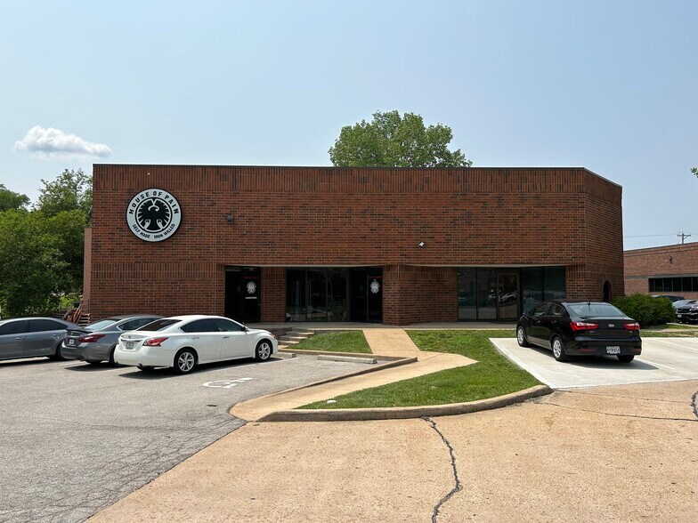 More Photos Of 251-253 Chesterfield Industrial Blvd, Chesterfield Warehouse For Sale