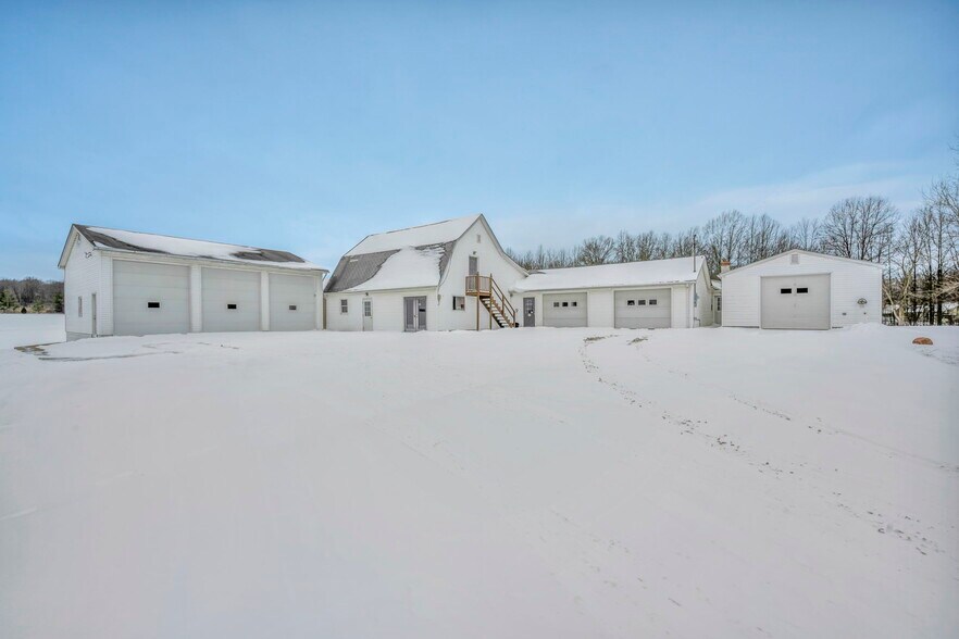 More Photos Of 4085 Herner County Line Rd, Southington Showroom For Sale