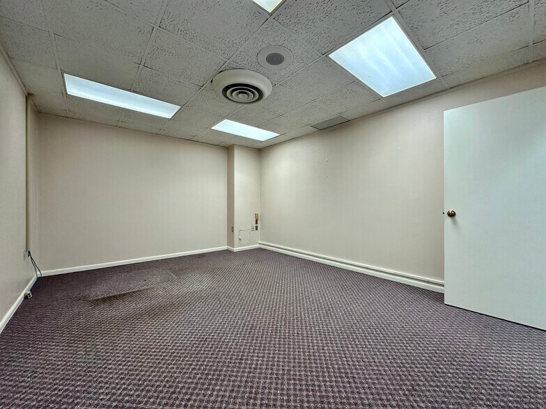 More Photos Of 8 Lester St, Martinsville General Retail For Sale