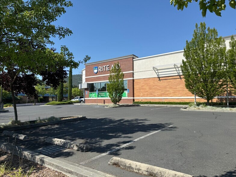 More Photos Of 680 S State St, Ukiah Drugstore For Lease