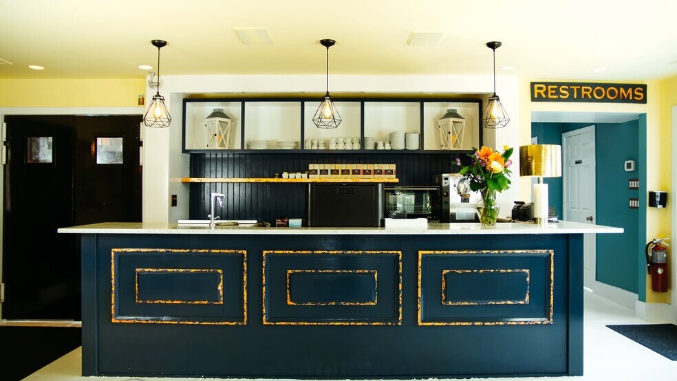 More Photos Of 17 S Edison St, Montauk Freestanding For Lease