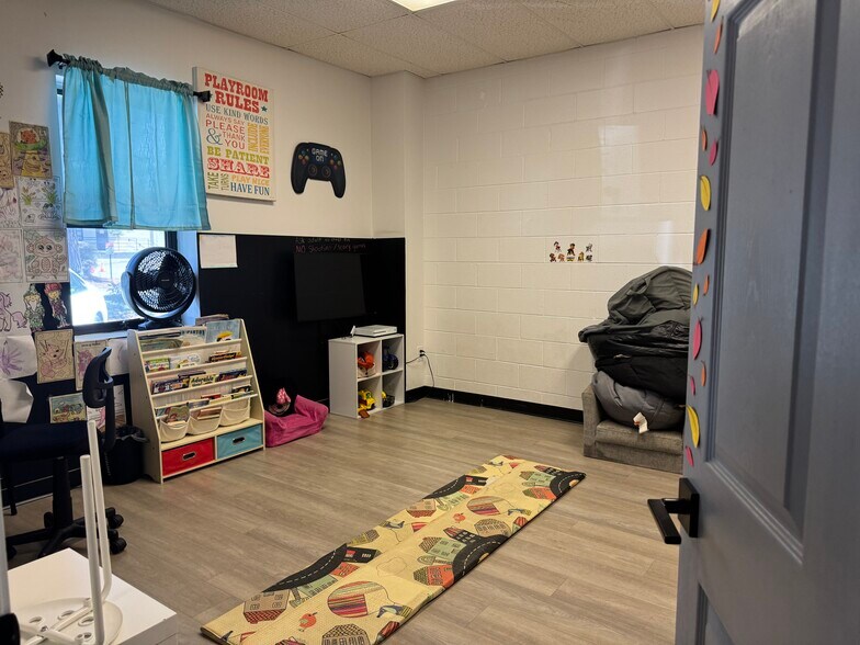 More Photos Of 173 Davis St, Southern Pines Flex For Lease