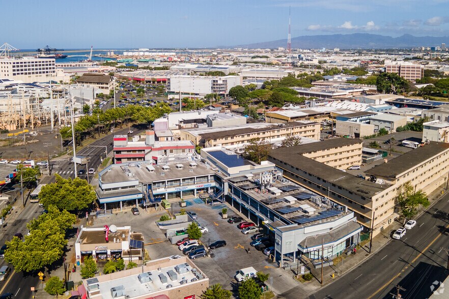More Photos Of 555 N King St, Honolulu Storefront For Lease