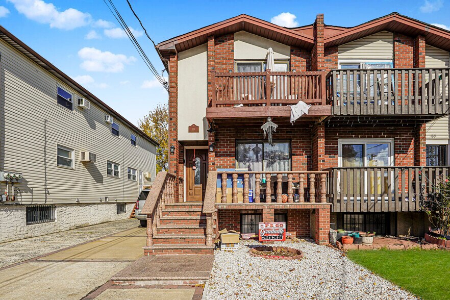 Primary Photo Of 191 Lamberts Ln, Staten Island Apartments For Sale