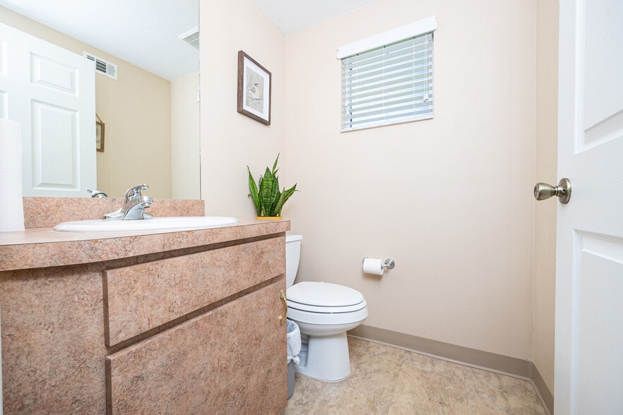 More Photos Of 165 SW Vision Gln, Lake City Office For Sale