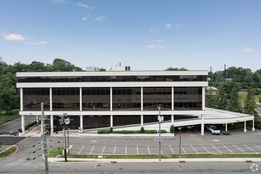 More Photos Of 510 Thornall St, Edison Office For Lease
