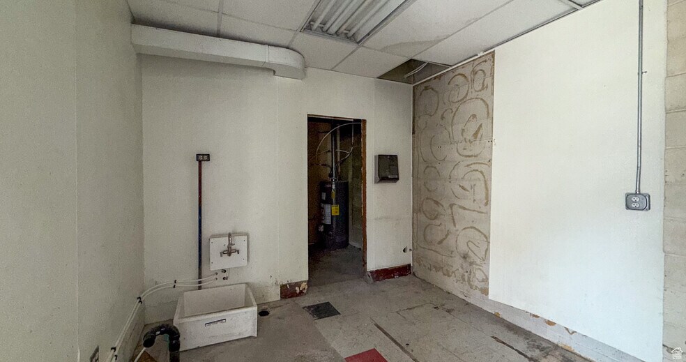 More Photos Of 100 W Geneva, East Carbon Convenience Store For Lease