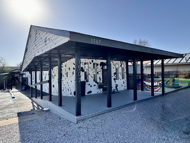 More Photos Of 1507 W North Loop Blvd, Austin Freestanding For Lease