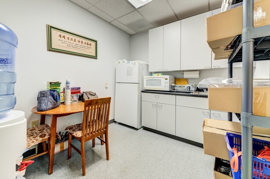 More Photos Of 9345 Olive Blvd, Saint Louis General Retail For Sale