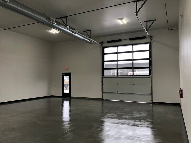 More Photos Of 489 E 47th St, Garden City Warehouse For Lease