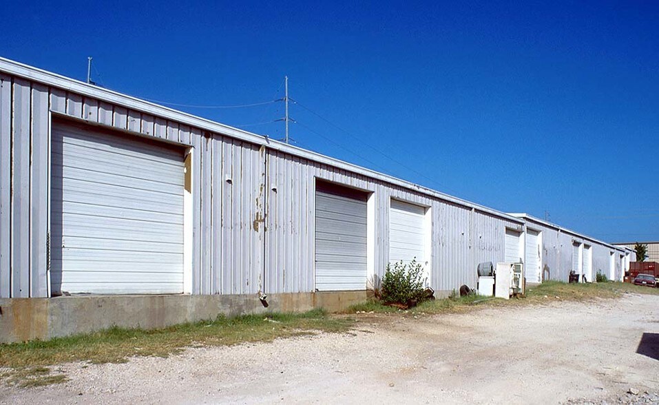 More Photos Of 9904 Gray Blvd, Austin Warehouse For Lease