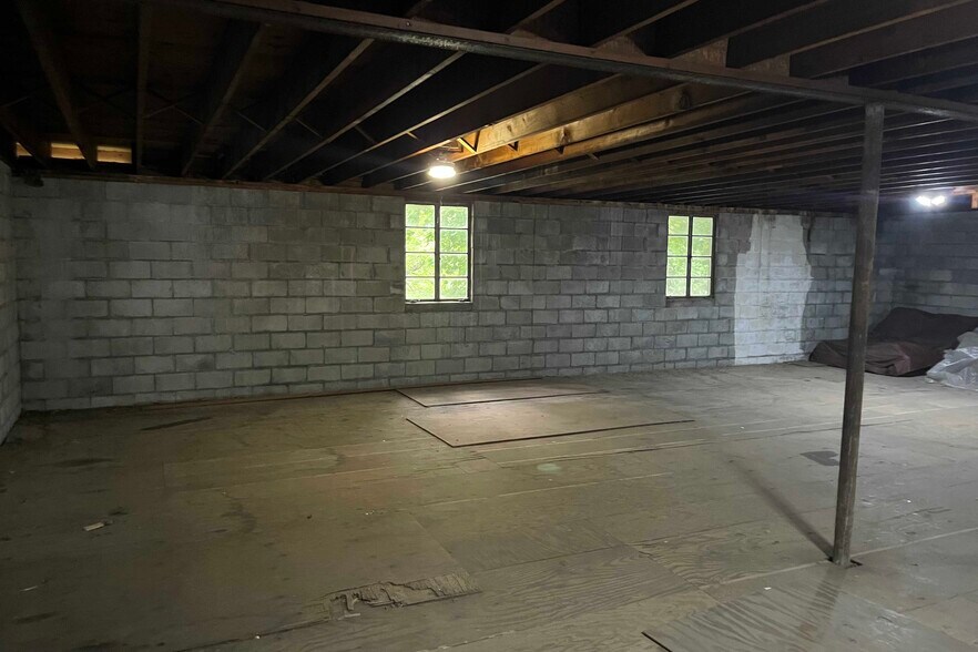 More Photos Of 119 North St, Burlington Flex For Sale