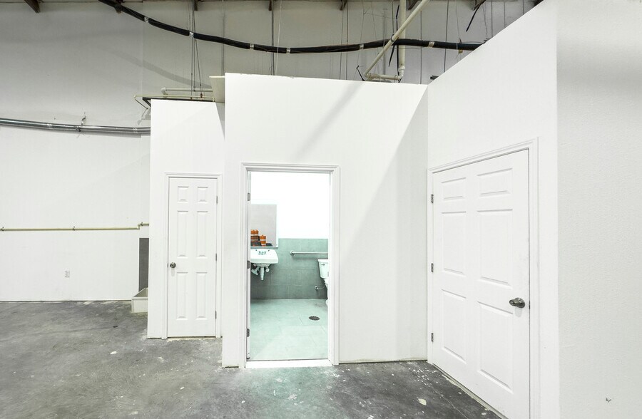 More Photos Of 9013 Pagewood Ln, Houston Warehouse For Sale