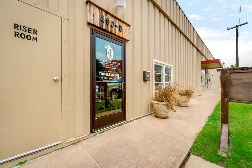 More Photos Of 101 E Lamar St, McKinney Unknown For Lease