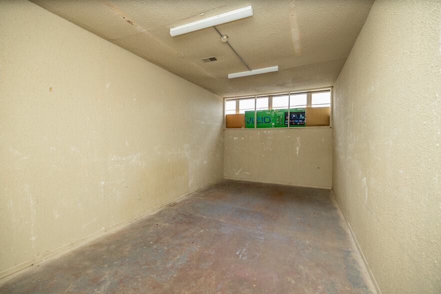 More Photos Of 1016-1020 N 10th St, Kansas City Light Distribution For Sale