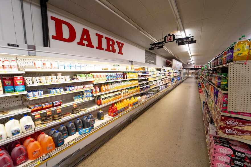 More Photos Of 1302 E Crestwood Dr, Victoria Storefront For Sale