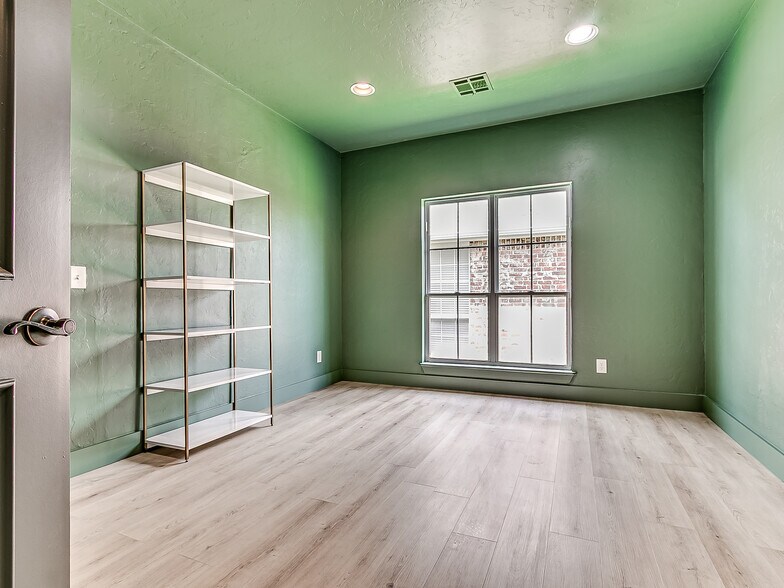 More Photos Of 1725 W 33rd St, Edmond Office For Sale