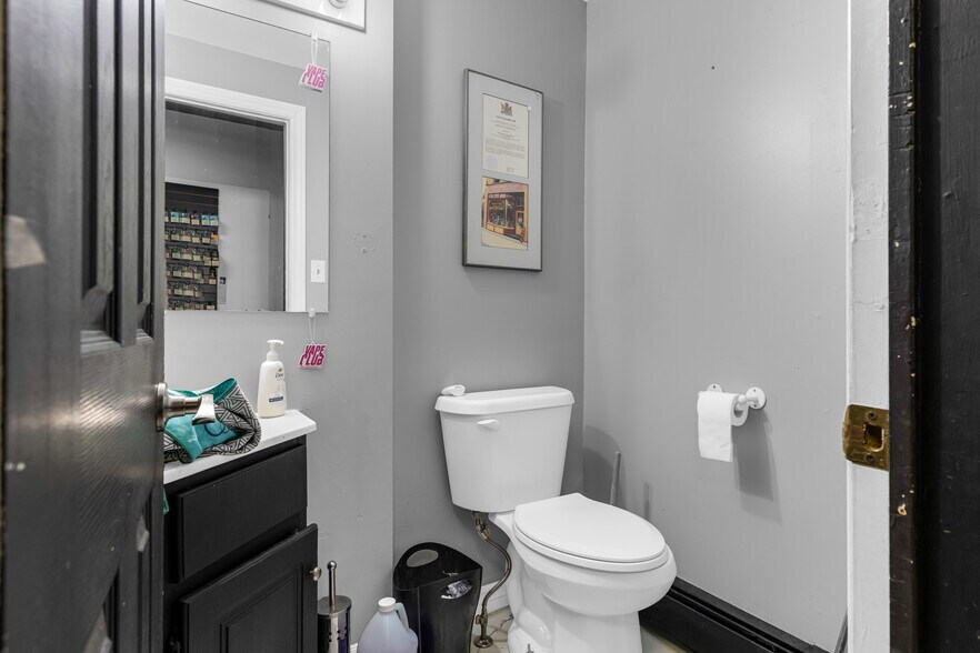 More Photos Of 320 King St E, Hamilton Storefront Retail Residential For Sale