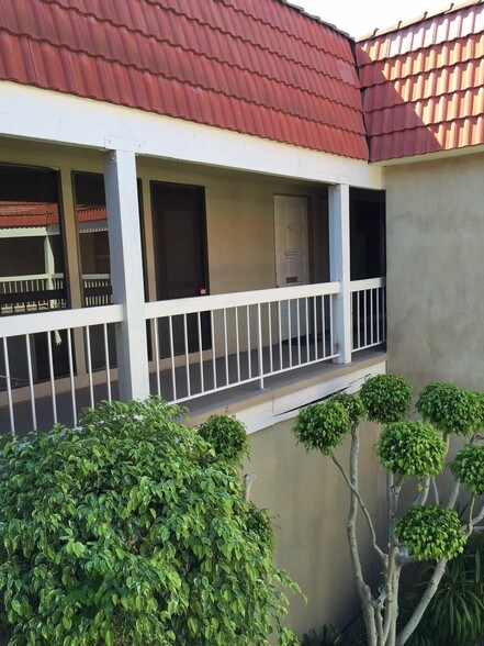 More Photos Of 1945 Palo Verde Ave, Long Beach Office For Lease