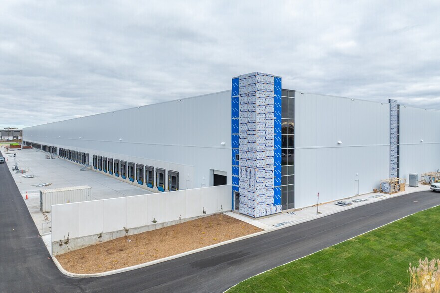 More Photos Of 22 Medicorum Pl, Hamilton Distribution For Lease