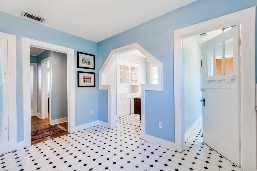 More Photos Of 209 S Main St, Lindale Loft Creative Space For Lease