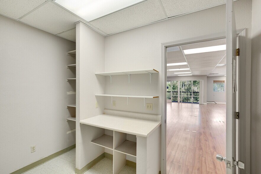 More Photos Of 250 W Main St, Woodland Office For Lease