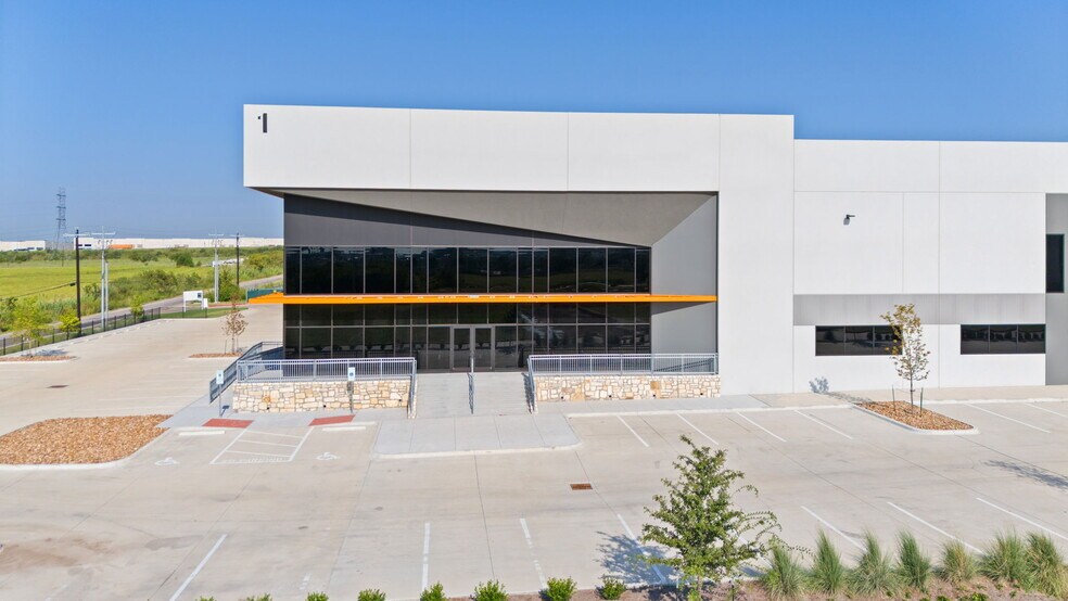 More Photos Of 11708 McAngus Rd, Del Valle Unknown For Lease