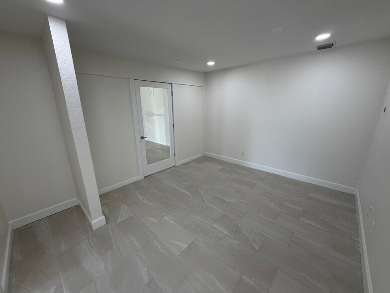 More Photos Of 500 W Commerce Way W, Jupiter Warehouse For Lease