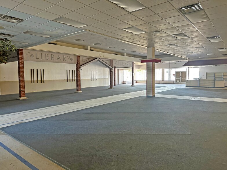 More Photos Of 1025 E Orangethorpe Ave, Anaheim Showroom For Sale