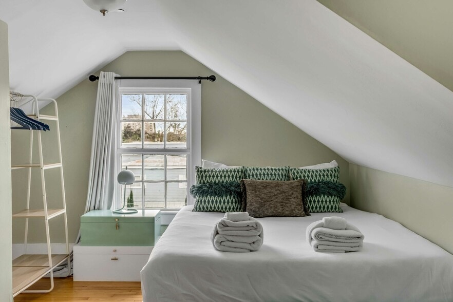 More Photos Of 140 Spring St, Charleston Hospitality For Sale