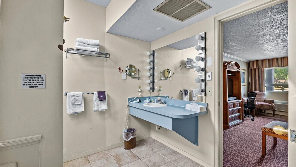 More Photos Of 1702 E Main St, Montrose Hotel For Sale