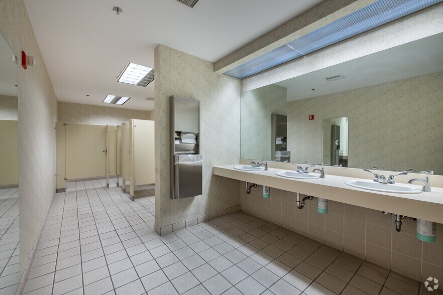 More Photos Of 1122 Town & Country Commons, Chesterfield Office For Sale