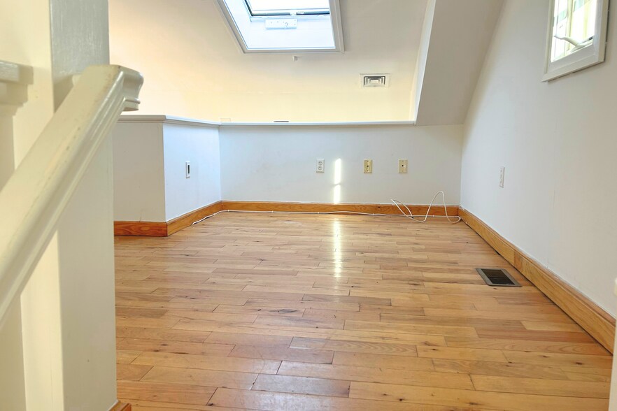 More Photos Of 23 Bridge St, Sag Harbor Freestanding For Sale