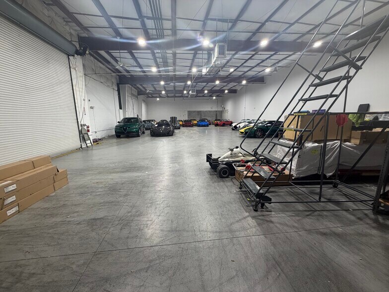 More Photos Of 3600 Westview Dr, Naples Showroom For Sale