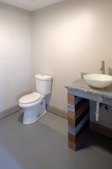 More Photos Of 259 Milton Ave SE, Atlanta Showroom For Lease