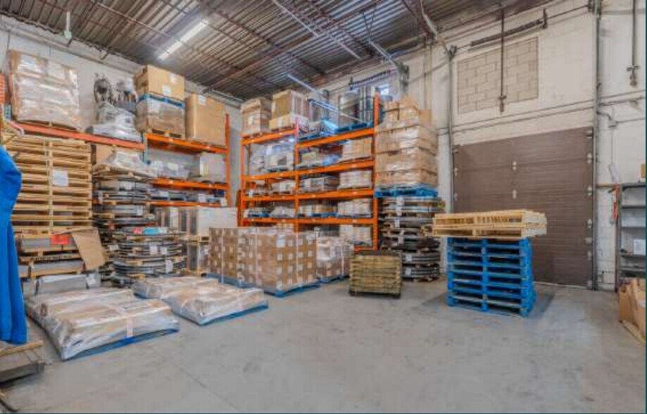 More Photos Of 375-455 Deslauriers Rue, Saint-Laurent Warehouse For Lease