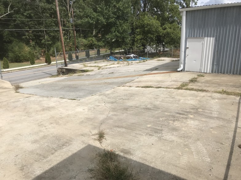 More Photos Of 876 Montreal Rd, Clarkston Warehouse For Lease