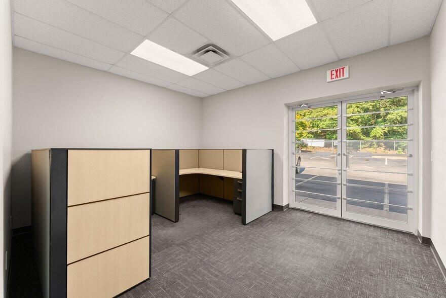 More Photos Of 3917 Old Flowery Branch Rd, Oakwood Flex For Lease