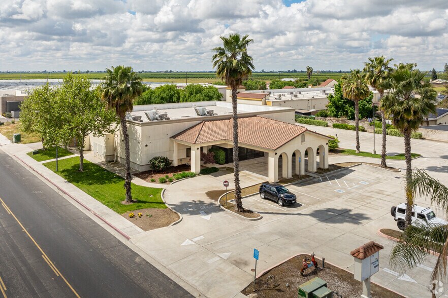 More Photos Of 145 S Newmark Ave, Parlier Office For Sale