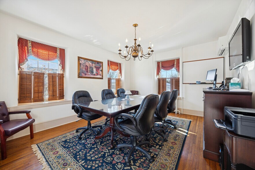 More Photos Of 46 Hilltown Pike, Line Lexington Office For Sale