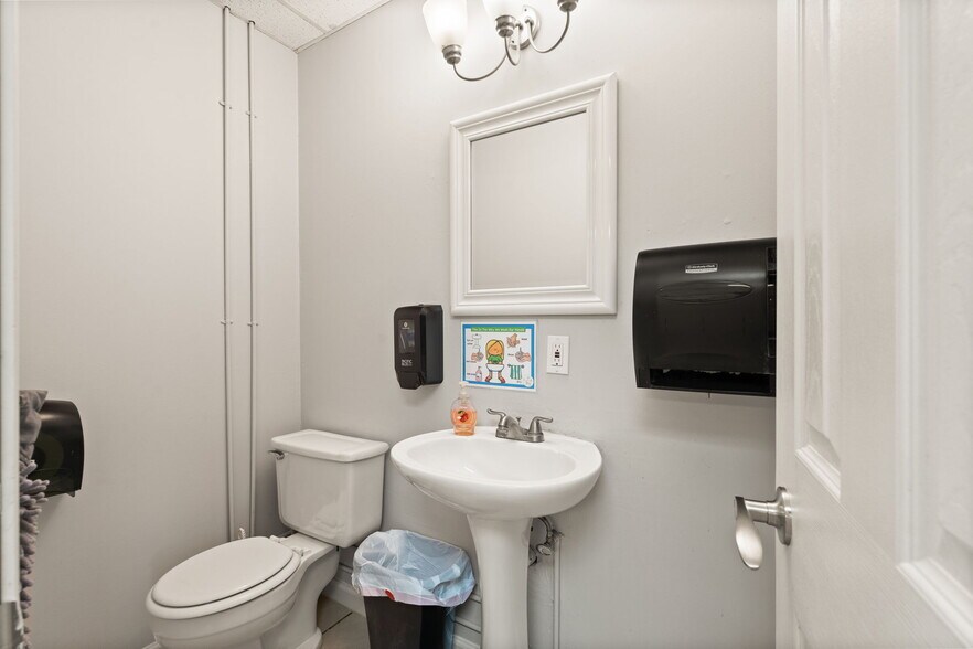 More Photos Of 1990 NW In-337, Corydon Medical For Sale
