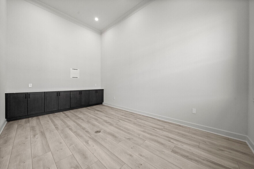 More Photos Of 1325 Main St, Katy Medical For Lease